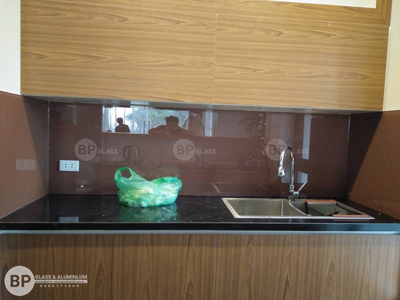 Lắp kính ốp bếp màu đỏ ru bi cô Như kđt Thủy Nguyên
